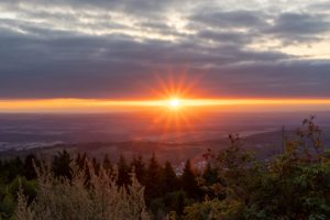 Sonnenstern beim Sonnenuntergang auf dem großen Feldberg im Taunus.