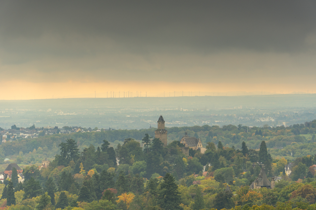 Blick auf Kronberg an einem dunklen Tag. Schöner Sonnenstreifen am Horizont