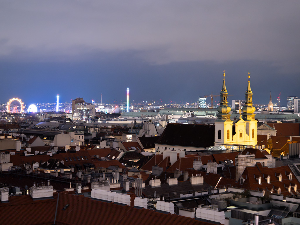 Ausblick über Wiens Dächer. Vom Stephansdom über die Jesuiten Kirche zum Prater.