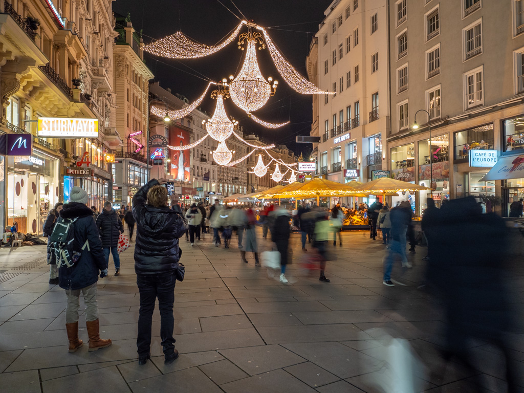 Blick über die Straße mit Weihnachtsbeleuchtung in Wien.