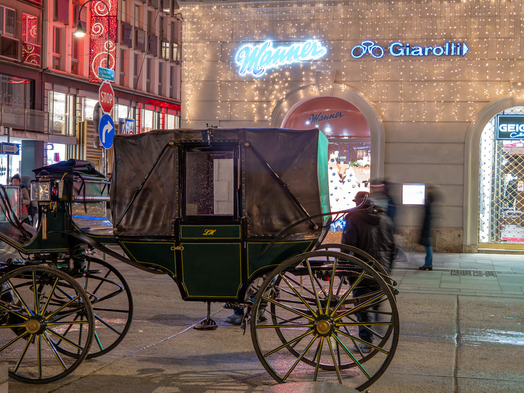 Bild von einer Kutsche am Stephansdom in Wien mit einem unscharfen Kutscher