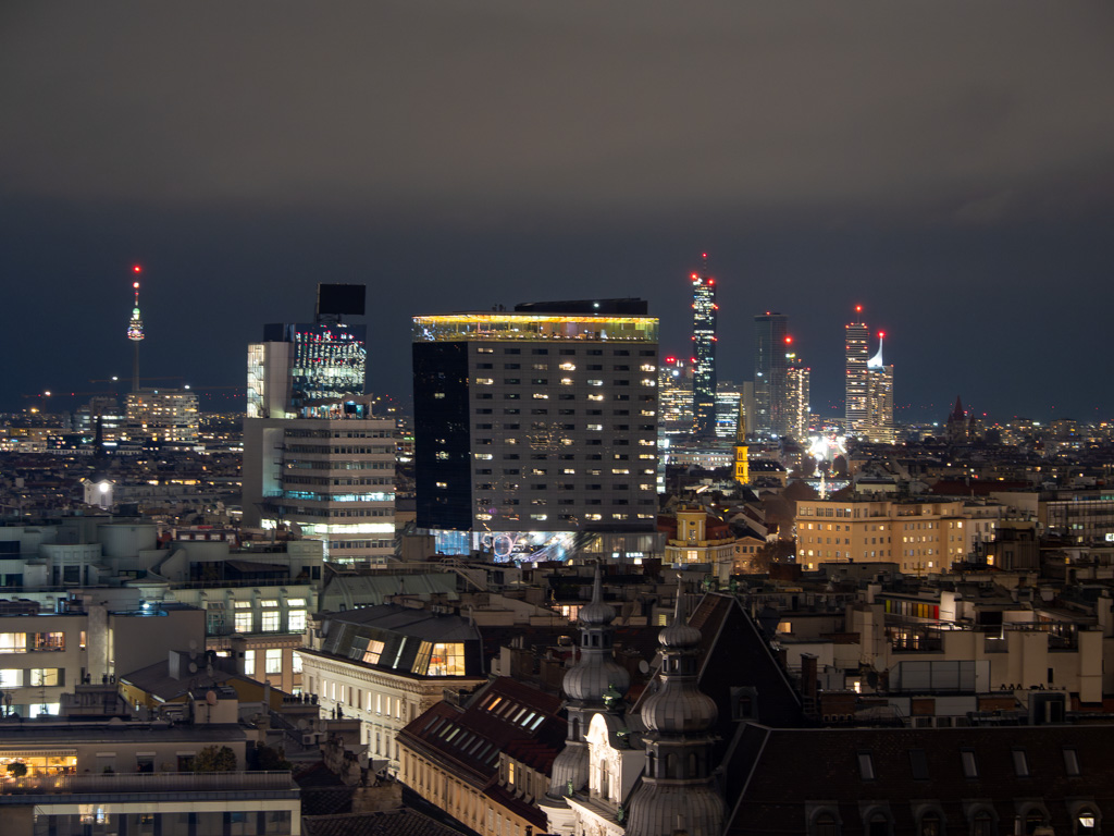 Ausblick vom Stephansdom ins moderne Wien