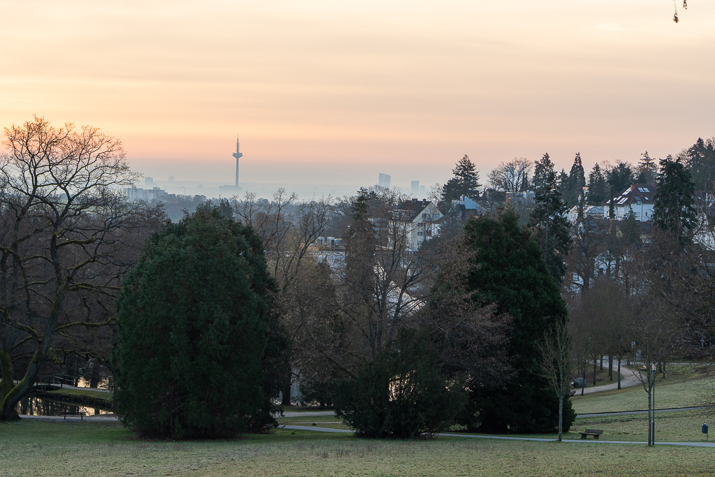 Aussicht aus dem Viktoriapark, Kronberg, herunter nach Frankfurt. Im Sonnenaufgang mit rotem Himmel