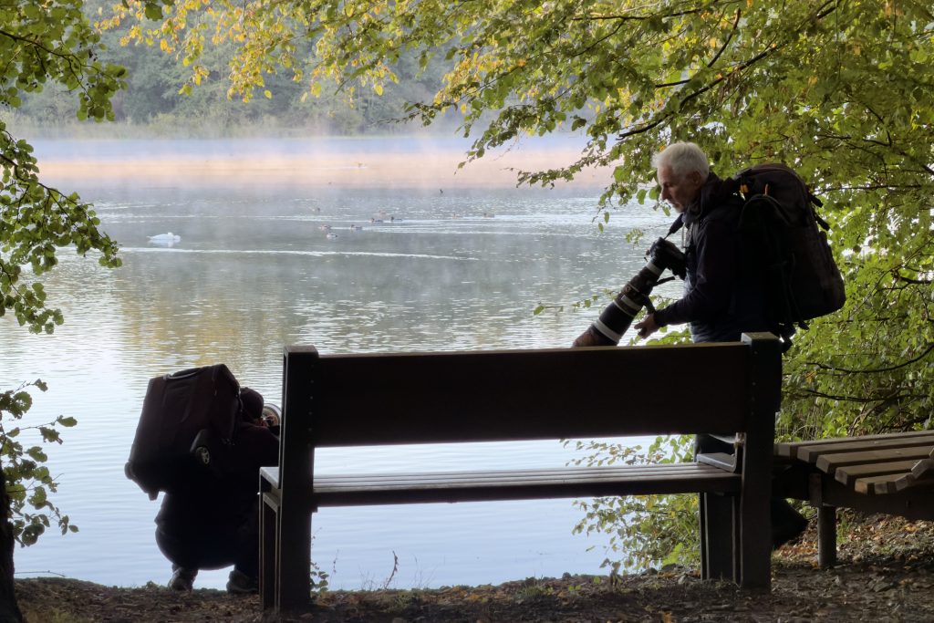 Die Fotografen machen sich bereit am Weiher